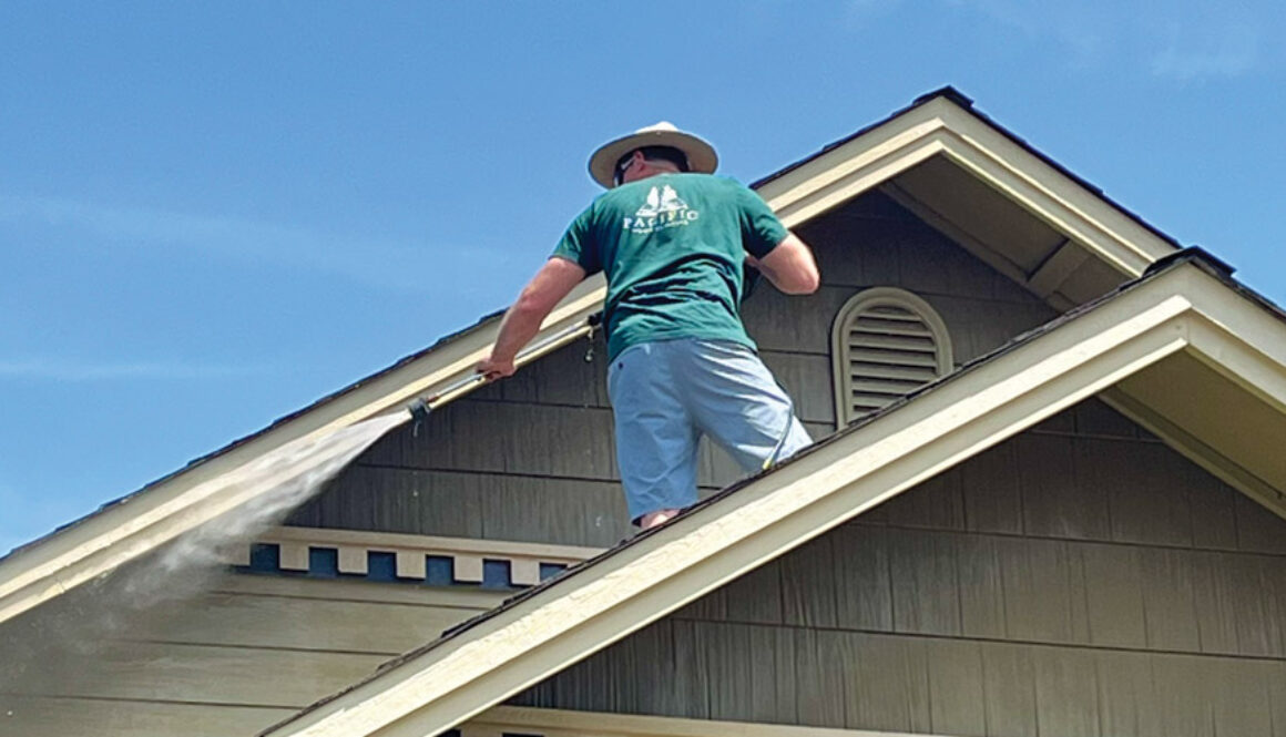 Pacific Home Painting power washing a house in Grants Pass